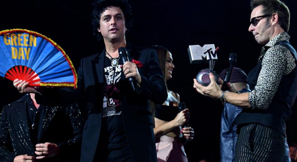 Green Day played in the legendary Plaza de España with an epic performance of their new single “Father of All” and punk classic “Basket Case.”